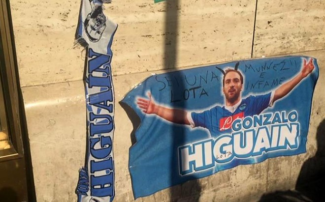 Màn chế giễu Higuain xuất hiện khắp nơi.