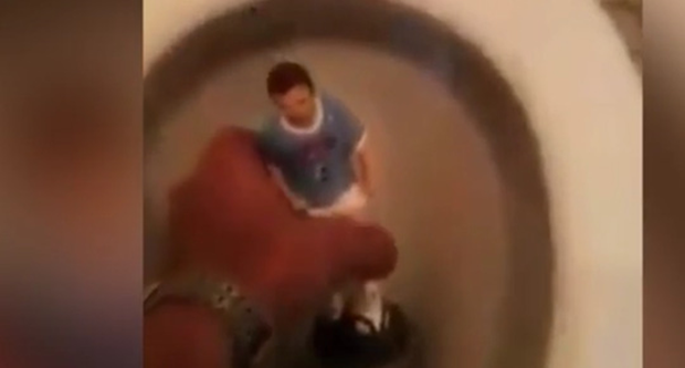 Một CĐV ném tượng Higuain vào bồn cầu.