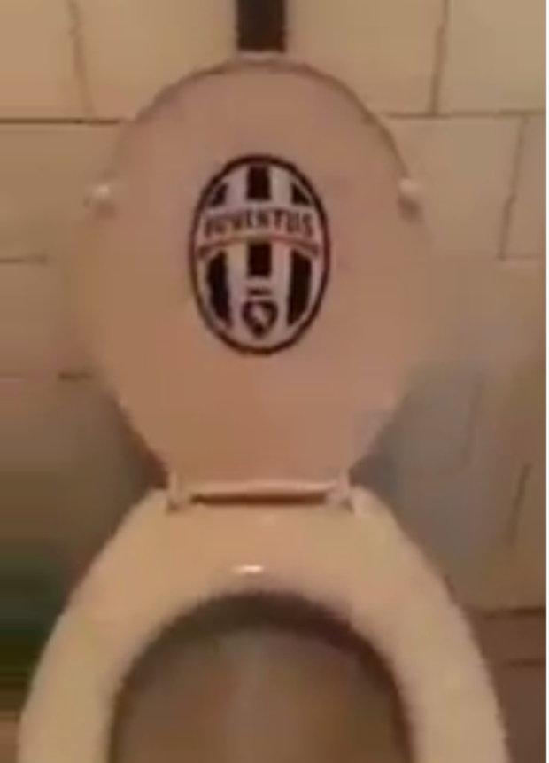 Trên nắp bồn cầu có dán logo Juventus.