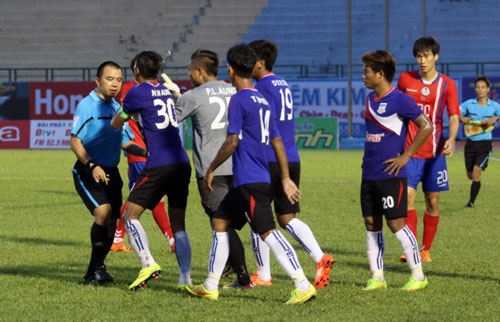 Các trọng tài liên tục bị chỉ trích tại V-League 2016. Ảnh: Internet.
