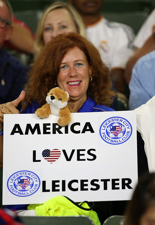 Người Mỹ đã dành tình cảm rất nồng nhiệt để chào đón PSG và Leicester khi họ tới California (Mỹ) để thi đấu. Hình ảnh từ phóng viên của hãng Getty Images cho thấy, Leicester nhận được nhiều sự mến mộ hơn. Ảnh: Internet.