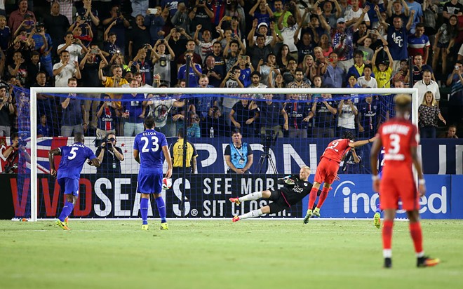 Ở tuyến trên của PSG, Cavani khi trở lại vai trò trung phong cắm đã cho thấy sự lợi hại nhờ khả năng di chuyển thông minh và khiến hàng thủ Leicester gặp nhiều khó khăn trong việc theo kèm. Cũng chính Cavani mở màn cho chiến thắng đậm khi sút thành công quả 11 mét ở phút 26. Ảnh: Internet.