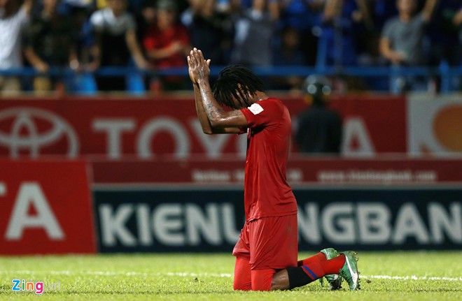 Fagan có hành động vái lạy trọng tài ở trận đấu trên sân Cẩm Phả chiều 31/7.