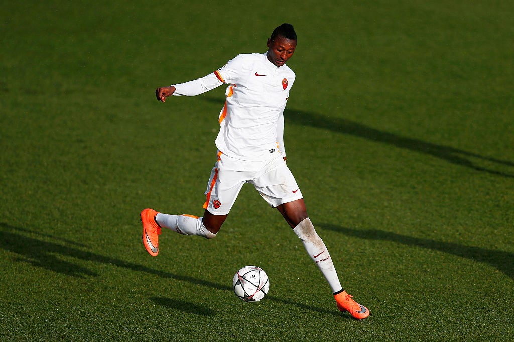 Umar Sadiq (tiền đạo): Sau khi gây ấn tượng với 14 bàn trong 10 trận khoác áo CLB Spezia, anh được AS Roma mượn mùa trước. Tiền đạo người Nigeria lần đầu thi đấu tại Serie A ở trận gặp Bologna ngày 21/10/2015. Cầu thủ 19 tuổi này ghi 2 bàn sau 6 trận chơi cho AS Roma. Ảnh: Internet.