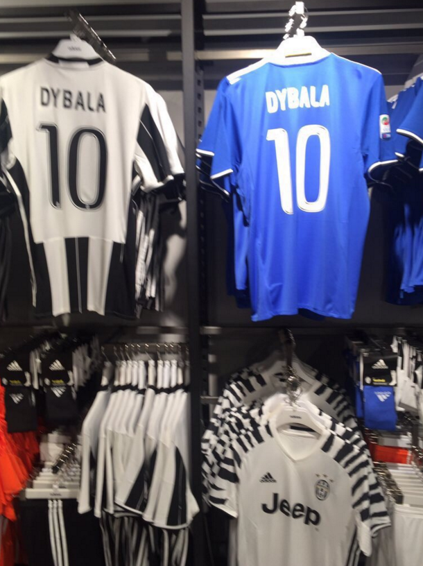 Mùa giải trước, Pogba khoác áo số 10 còn người bạn thân của anh, Dybala mang áo số 21. Ảnh: Internet.