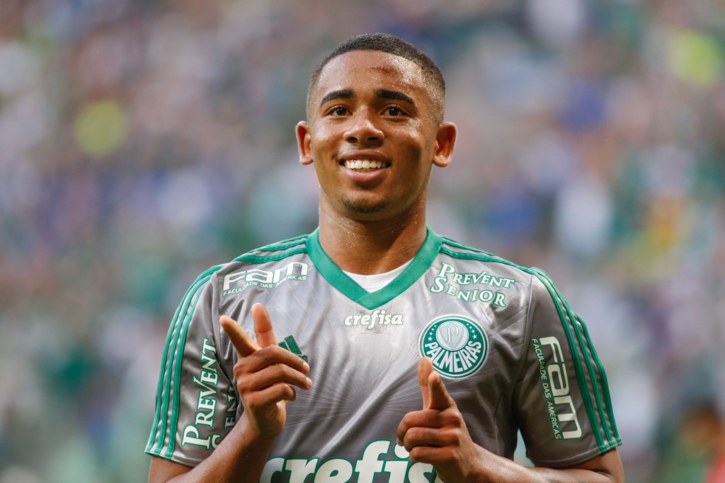 Gabriel Jesus (từ Palmeiras sang Man City giá 27 triệu bảng): Đội bóng nhà giàu nước Anh đánh bại nhiều đối thủ hàng đầu để giành lấy chữ ký của tài năng trẻ sáng giá Brazil. Gabriel hiện tại đang thi đấu ở Olympic. Anh sau đó sẽ trở lại Palmeiras đá nốt năm 2016. Từ 2017, Gabriel sẽ chính thức được uốn nắn dưới bàn tay của Pep Guardiola. Ảnh: Internet.