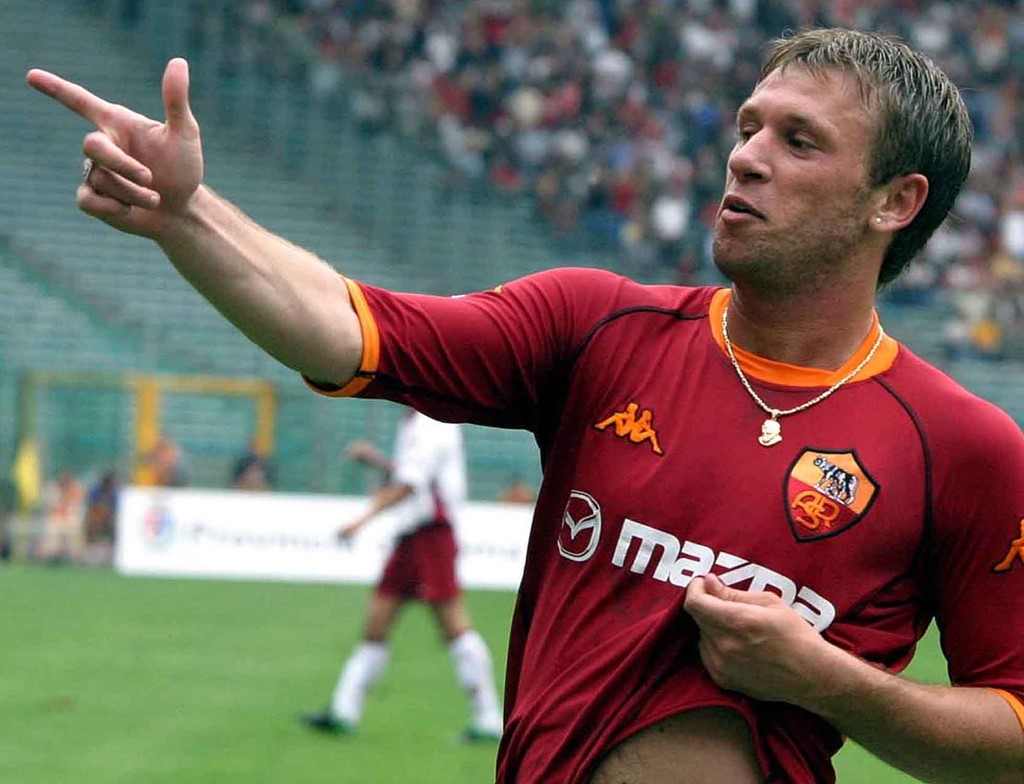 Antonio Cassano (từ Bari sang Roma giá 24 triệu bảng): 24 triệu bảng bỏ ra cho một cầu thủ mới 19 tuổi là con số khó tin trong thời điểm năm 2001. Tính ra, sau 15 năm chơi bóng chuyên nghiệp, Cassano đá cho AS Roma nhiều nhất (161 trận) và ghi nhiều bàn nhất (52 bàn). Tuy nhiên ở CLB này, anh cũng gây ra cực kỳ nhiều tai tiếng. Ảnh: Internet.