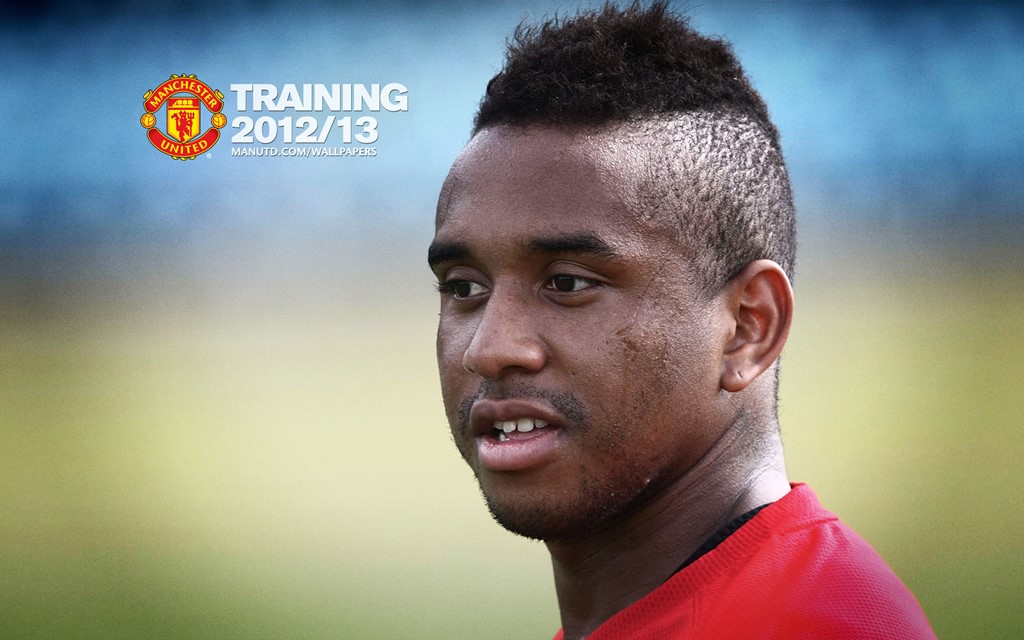 Anderson (từ Porto sang MU giá 22 triệu bảng): Anderson là cầu thủ đầy tiềm năng, chính Sir Alex đã nói vậy. Quả thực, quãng thời gian đầu của Anderson tại Old Trafford toàn hoa hồng. Ngay mùa giải đầu tiên, anh ra sân trong 38 trận đấu, góp phần quan trọng giúp M.U hoàn tất cú đúp vô địch Premier League và Champions League. Thế nhưng sau đó, sự nghiệp cầu thủ này trượt dài bởi chấn thương và scandal. Mỗi năm qua đi, người ta thấy Anderson xuất hiện với dáng vẻ nặng nề hơn, chậm chạp hơn và thiếu sự tin tưởng hơn. Ảnh: Internet.
