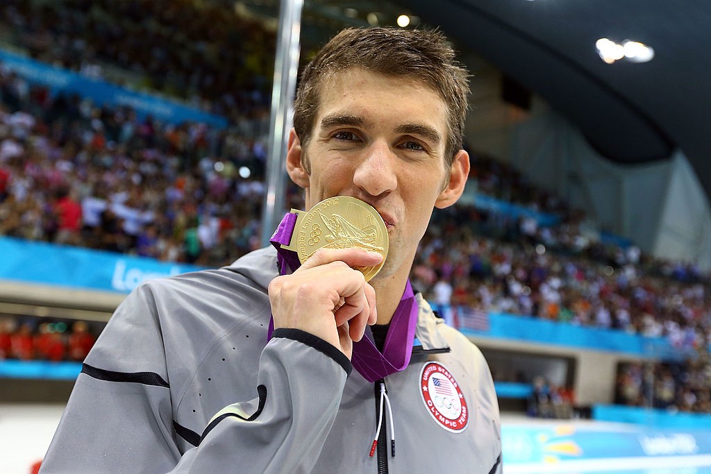 8. Michael Phelps (Bơi lội, tổng số người theo dõi trên mạng xã hội: 9,5 triệu - Facebook: 7,8 triệu, Twitter: 1,7 triệu): Phelps sở hữu tất cả những tố chất bẩm sinh để trở thành một "người cá". Ngôi sao người Mỹ có sải tay dài tới 2,03m, bàn tay to, cẳng chân ngắn, bàn chân nhỏ, nửa thân trên cực khỏe. Chỉ có điều, sự nghiệp của anh liên tục bị gián đoạn bởi những bê bối liên quan đến rượu.