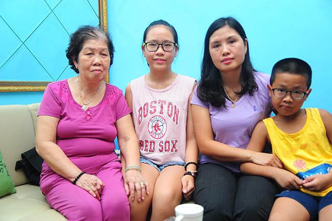 Bà ngoại, vợ Xuân Vinh và hai con.