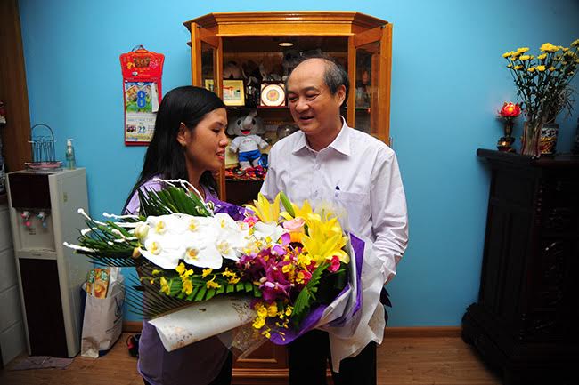 Tổng cục trưởng Tổng cục TDTT Vương Bích Thắng tới thăm, chúc mừng gia đình xạ thủ Hoàng Xuân Vinh.