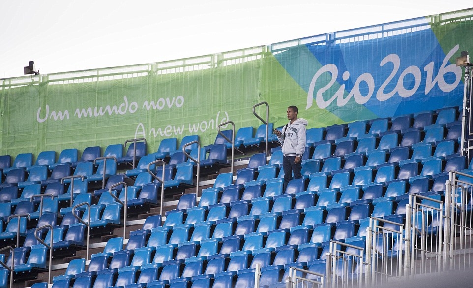 Ảnh bài viết Sân vận động 60.000 chỗ ngồi trống hoác trong ngày thi đấu điền kinh