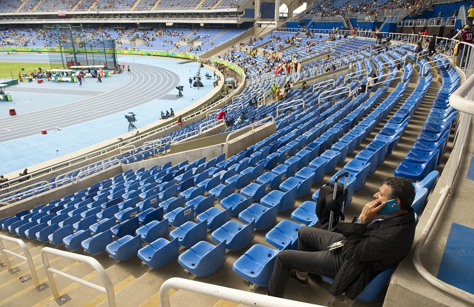 Theo ghi nhận thì chỉ có chưa đến vài ngàn người đến trong khi sức chứa của sân lên đến 60.000 chỗ ngồi. Ảnh: Internet.