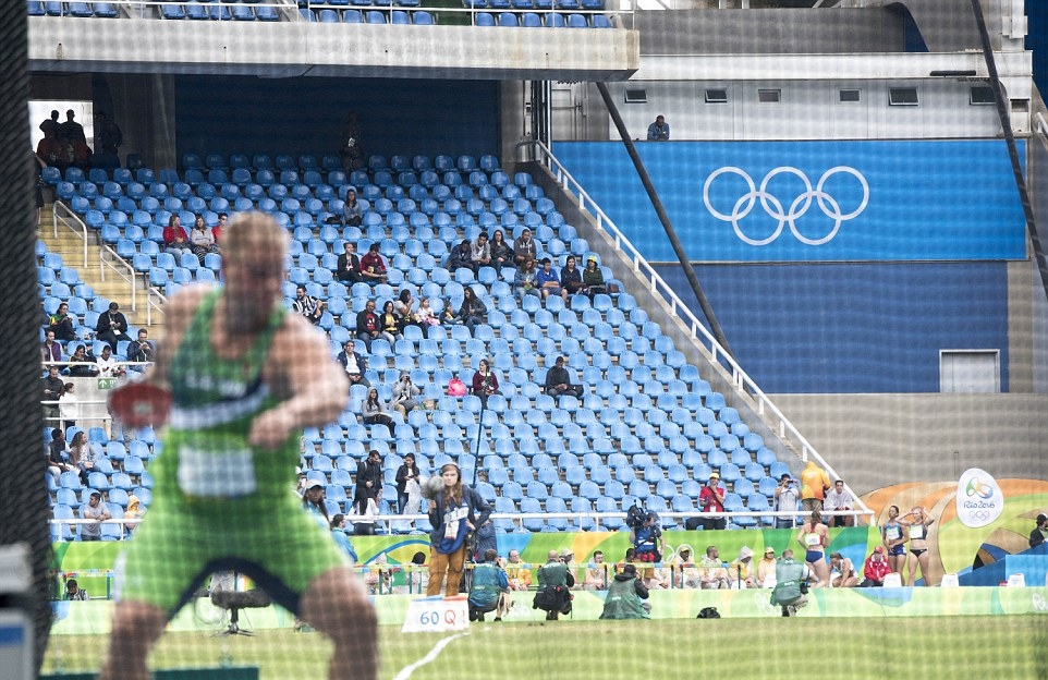 Những nhóm bạn bè có thể dễ dàng tìm được các khu vực riêng để tụ tập và thưởng thức màn thi đấu của các vận động viên. Ảnh: Internet.