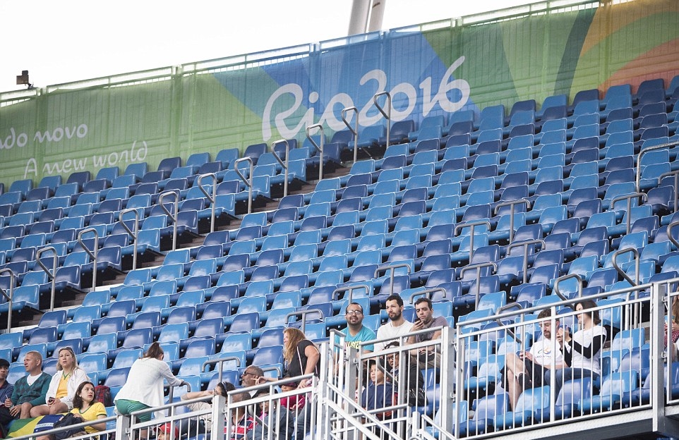 Tuy nhiên đừng mong không khí cuồng nhiệt từ các khán đài lác đác này. Ảnh: Internet.