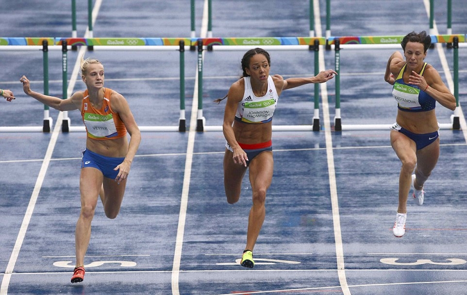 Mặc dù vậy, dưới sân các vận động viên vẫn đầy nỗ lực tranh tài nhằm mang hy vọng về cho đất nước. Trong ảnh là vòng loại nội dung 100 m rào nữ. Ảnh: Internet.