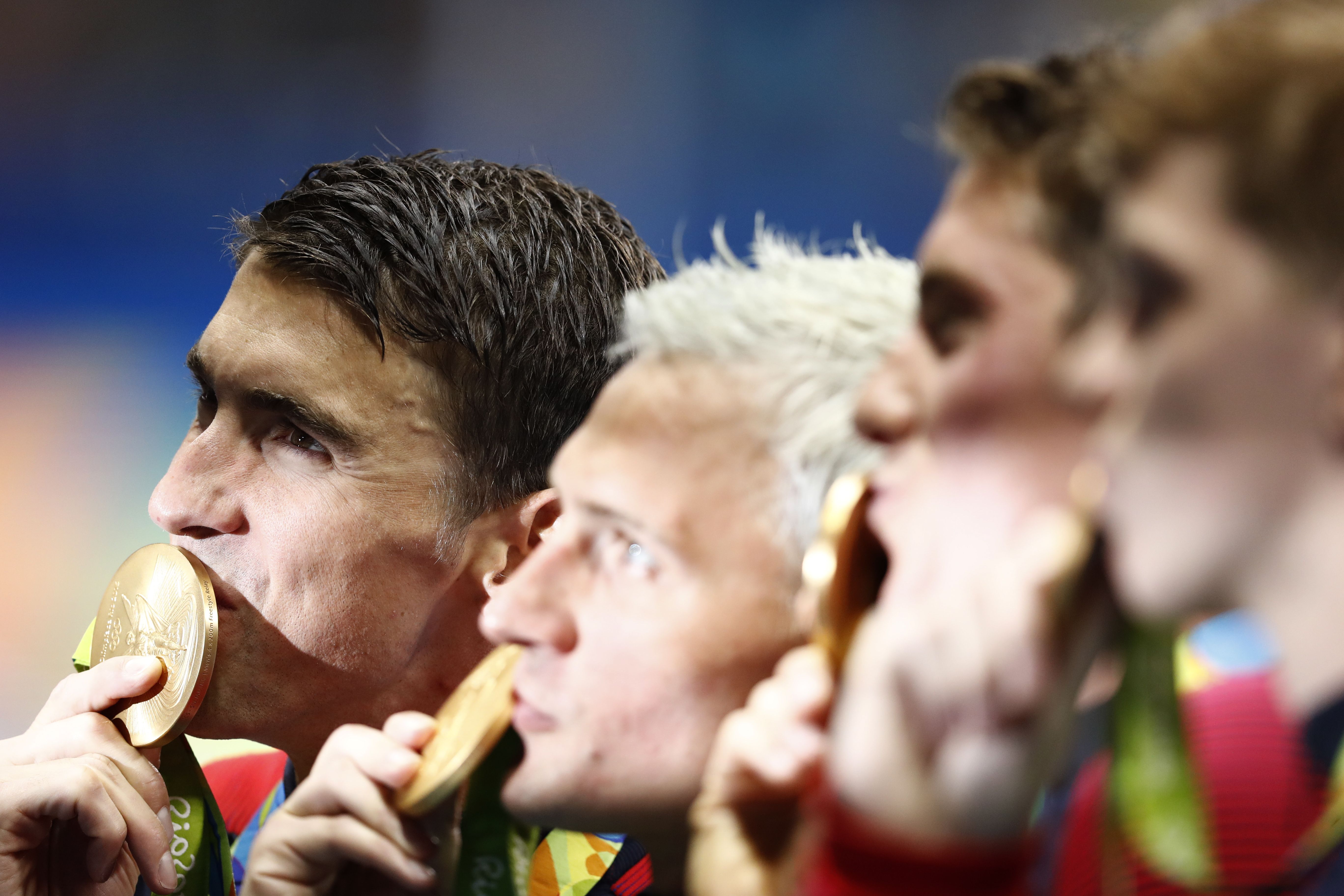 Anh tiếp tục cùng đội chinh phục ngôi vị cao nhất ở nội dung tiếp sức 4 x 200 m tự do. Ảnh: Internet.