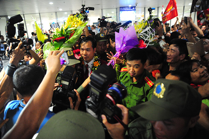 Ảnh bài viết Hàng nghìn người chen nhau nghẹt thở đón Hoàng Xuân Vinh