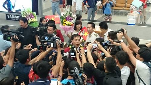 Ảnh bài viết Hoàng Xuân Vinh bị quây nghẹt thở giữa rừng phóng viên và người hâm mộ ngày về nước