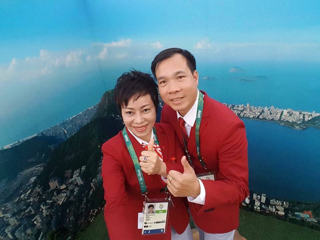 Ảnh bài viết “Người đàn bà thép” đứng phía sau Hoàng Xuân Vinh