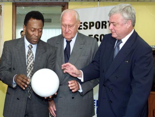Vua bóng đá Pele cùng chủ tịch LĐBĐ Brazil Texeira tháp tùng cựu chủ tịch FIFA Joao Havelange năm 2001. Ảnh: Internet.