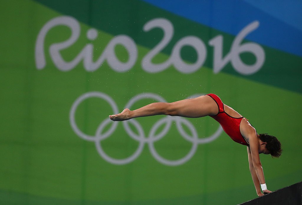 Trong 2 lần nhảy cuối, Qian Ren đều đạt điểm 91,20. Kết quả này giúp cô vượt qua được đàn chị Si Yajie (18 tuổi) - VĐV giành HCV thế giới nội dung 10 m cầu cứng nữ năm 2013 ở tuổi 14. Ảnh: Internet.