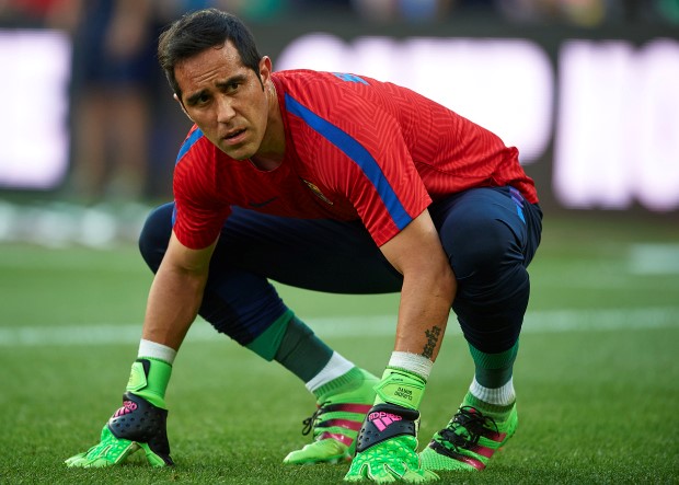 Thủ môn Claudio Bravo (Man City, 15,4 triệu bảng): Joe Hart đã không đáp ứng được những yêu cầu khắt khe của Pep Guardiola và buộc phải nhường chỗ cho bản hợp đồng đến từ Barcelona. Tuy nhiên, mức giá hơn 15 triệu bảng dành cho một thủ thành đã 33 tuổi là khá đắt. Nhà ĐKVĐ La Liga cũng ý thức được điều này và nhanh chóng để Bravo đầu quân cho Man City để chiêu mộ một Jasper Cillessen trẻ trung hơn. Ảnh: Internet.