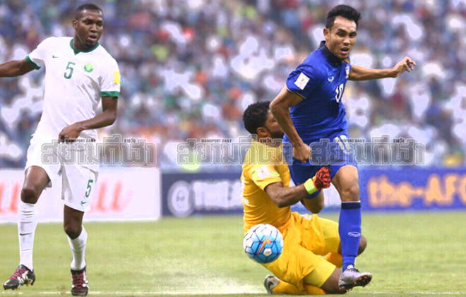 Phải làm khách trên sân của đối thủ hơn 60 bậc trên bảng xếp hạng FIFA, thầy trò HLV Kiatisak lựa chọn lối chơi phòng ngự phản công hợp lý. Trong suốt 80 phút, màn bày binh bố trận của đội bóng có biệt danh Voi chiến đã làm chủ nhà nản lòng. Ảnh: Siamsports.