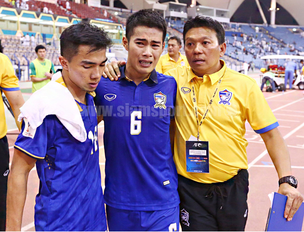 Chia sẻ trong buổi họp báo sau trận, Yooyen buồn bã: “Tuyển Thái Lan đặt mục tiêu có ít nhất 1 điểm và chúng tôi đã nỗ lực hết mình vì điều đó. Nhưng sự cố xảy đến ở thời điểm nhạy cảm. Tôi không nghĩ đó là một pha phạm lỗi nhưng Thái Lan vẫn phải chịu quả penalty. Thành thật xin lỗi người hâm mộ vì đã khiến mọi người thất vọng. Hy vọng kết quả này không làm ảnh hưởng tới tâm lý của toàn đội và chúng tôi hứa sẽ chơi tốt hơn ở các trận tới.” Ảnh: Siamsports.