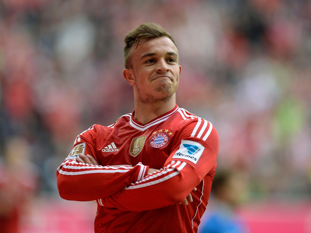 Xherdan Shaqiri (Messi Thụy Sĩ): Shaqiri chỉ tìm thấy chính mình khi chuyển đến Stoke trong mùa hè 2015 từ Inter Milan. Gia nhập Bayern Munich từ Basel với kỳ vọng lớn nhưng Shaqiri không được ra sân thường xuyên. Anh được so sánh với Messi nhờ kỹ thuật và kỹ năng điều khiển bóng bằng chân trái, nhưng về độ vạm vỡ của cơ thể thì anh giống các đồng nghiệp vai u thịt bắp. Với ngoại hình giống một võ sĩ quyền Anh hơn là một cầu thủ bóng đá, Shaqiri hiểu rõ lợi thế và bất lợi của mình: “Tôi có sức mạnh, tốc độ nhưng không giỏi khi tham gia phòng ngự, trong khi ở những đội bóng từng thi đấu, các HLV thường đòi hỏi điều này ở tôi,” ngôi sao sinh năm 1991 chia sẻ.