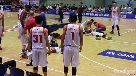 Ảnh bài viết Cận cảnh chấn thương nặng của 2 cầu thủ bóng rổ Saigon Heat
