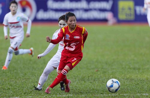 Ảnh bài viết “Bà mẹ” Kim Hồng trở lại sân cỏ