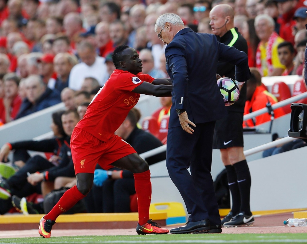 HLV Claudio Ranieri tái hiện pha dấu bóng của Pep Guardiola cách đây ít giờ. Ảnh: Internet.