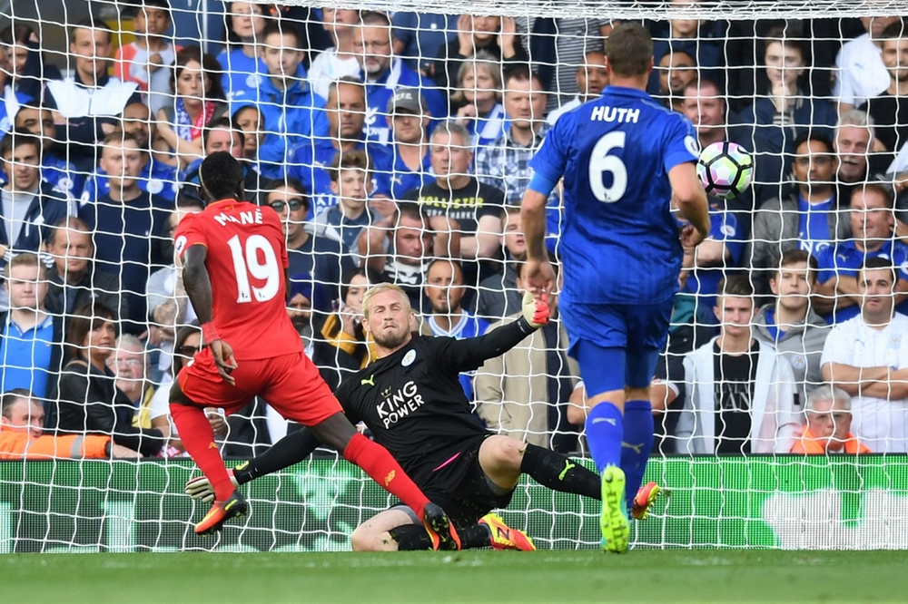 Phút 32, tỷ số đã là 2-0 cho các cầu thủ chủ nhà. Lần này người lập công là Sadio Mane. Ảnh: Internet.