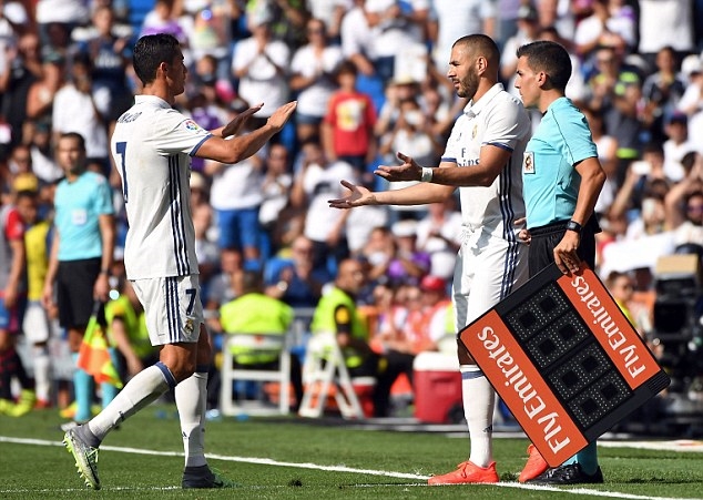 Sau khi khi dẫn trước khá xa, HLV Zinedine Zidane rút Ronaldo ra nghỉ và để đội hình chơi chùng xuống. Ảnh: Internet.