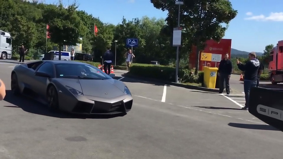Một chiếc Lamborghini Reventon đang tiến vào đường đua. Ảnh: Internet.