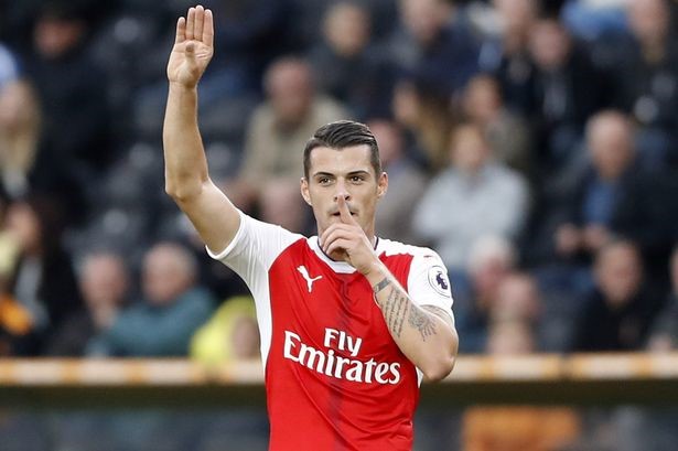 Ảnh bài viết Vì sao Xhaka ra dấu ‘im miệng đi’?