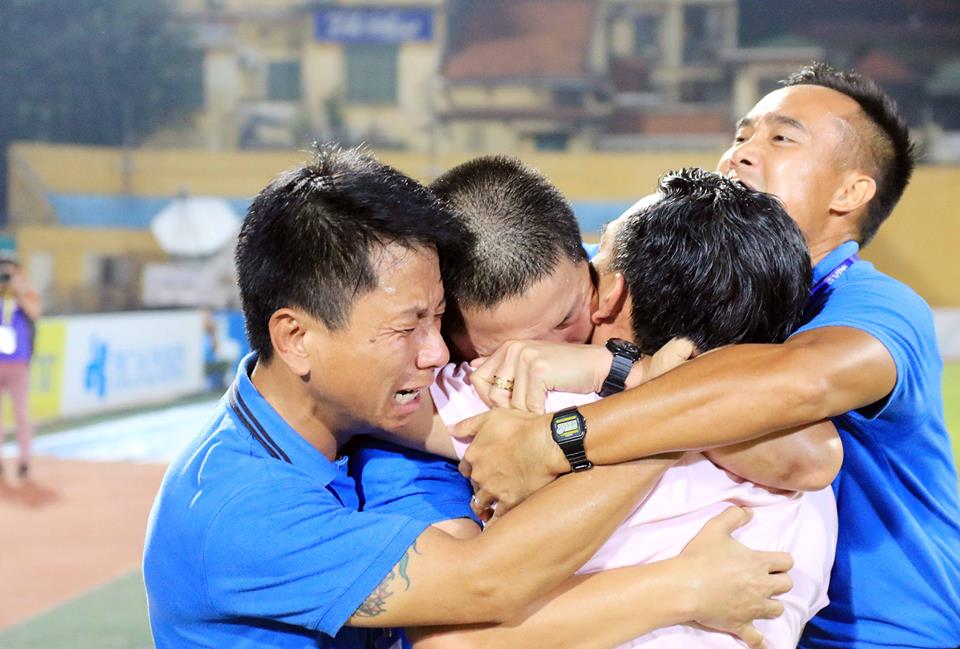 BHL Hà Nội T&T ôm nhau khóc khi lên ngôi vô địch V-League 2016.