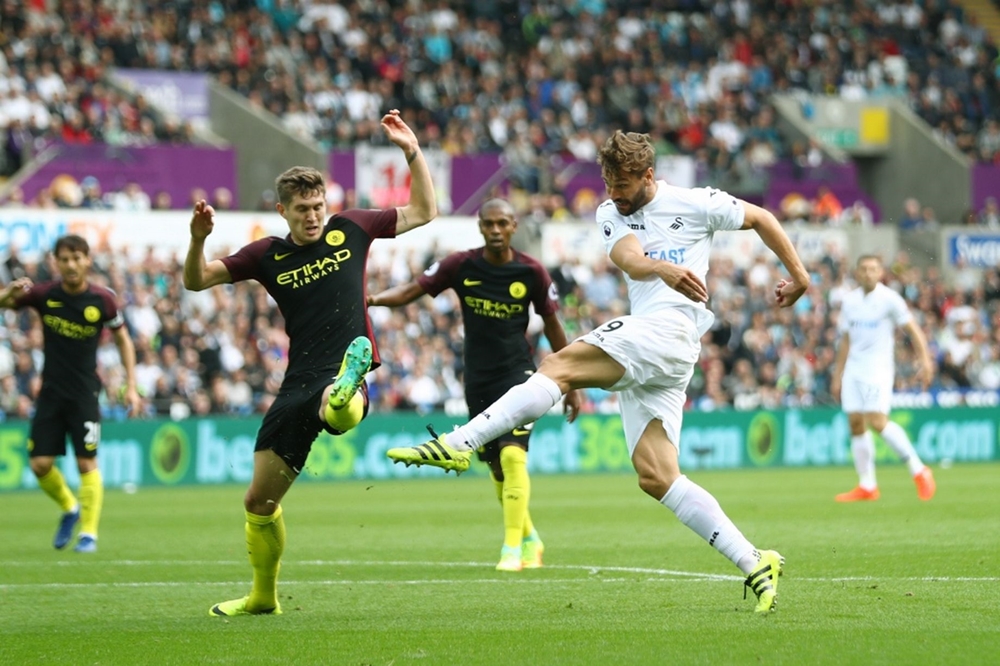 Nhưng rất nhanh trận đấu trở về thế cân bằng khi Fernando Llorente quân bình tỷ số cho Swansea City 4 phút sau đó. Ảnh: Internet.