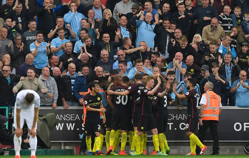 Với chiến thắng này, đoàn quân HLV Pep Guardiola tiếp tục giữ vững ngôi đầu bảng xếp hạng Premier League với 6 trận toàn thắng. Ảnh: Internet.