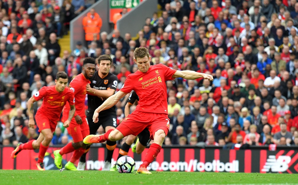 Phút 70, James Milner hoàn tất cú đúp cho riêng mình. Lần này cũng là trên chấm phạt đền sau khi Daniel Sturridge ngã trong vòng cấm. Ảnh: Internet.
