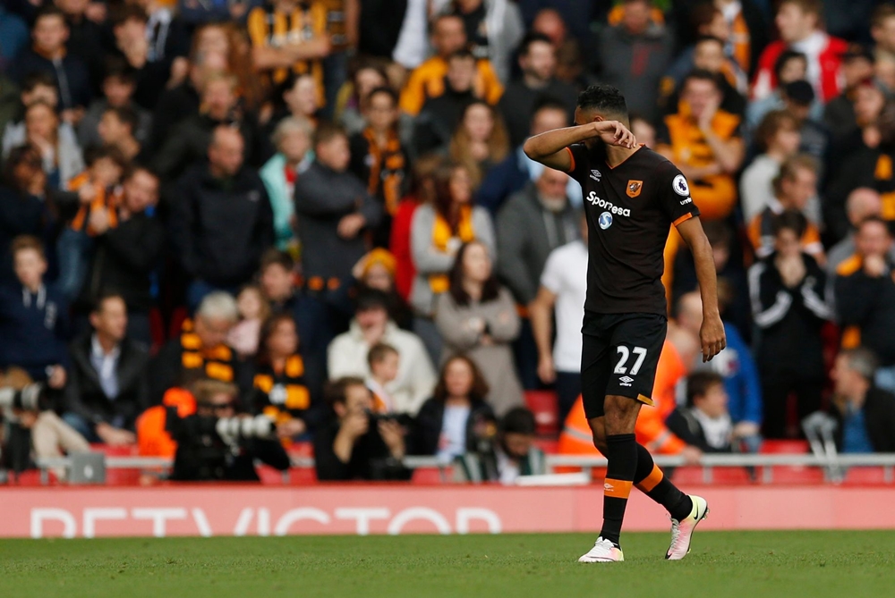 Mọi chuyện càng ngày càng trở nên thuận lợi cho The Kops khi Ahmed Elmohamady của Hull City lãnh thẻ đỏ trực tiếp sau pha có tình dùng tay chơi bóng. Ảnh: Internet.