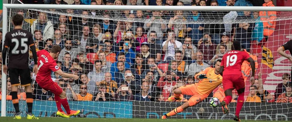 Trên chấm phạt đền, James Milner dễ dàng nhân đôi cách biệt. Ảnh: Internet.