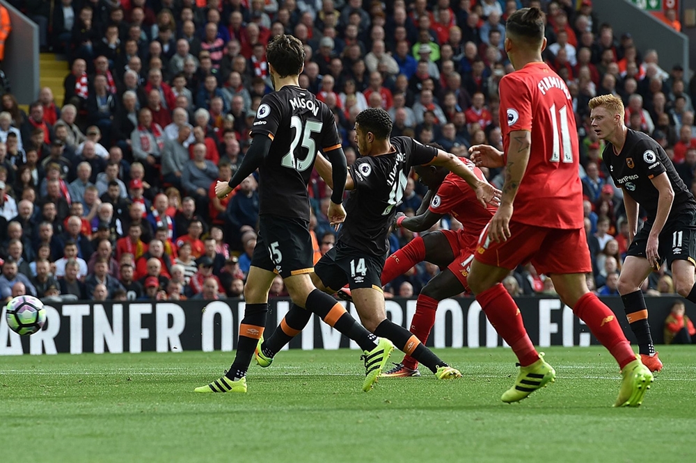 Phút 36, tỷ số đã là 3-0 cho chủ nhà. Tiền đạo tân binh Sadio Mane là người điền tên mình lên bảng tỷ số. Ảnh: Internet.