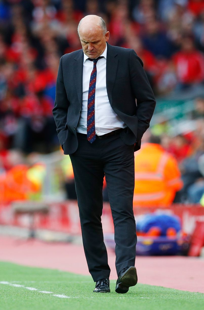 Nhưng đó là tất cả những gì mà những Chú hổ có thể làm được tại sân Anfield. Sự thất vọng thể hiện rất rõ qua HLV Mike Phelan. Ảnh: Internet.