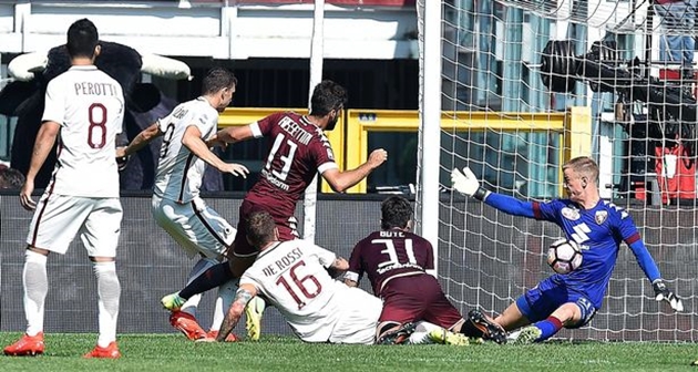 Ảnh bài viết Bay nhảy như chim, Joe Hart vẫn không thể ngăn Totti phá kỷ lục