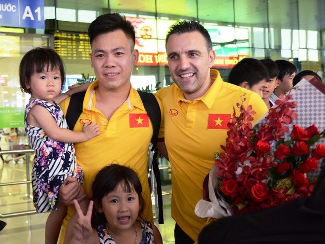 HLV Bruno chụp ảnh lưu niệm cùng gia đình thủ môn Nguyễn Văn Huy. Ảnh: Nguyễn Đăng.