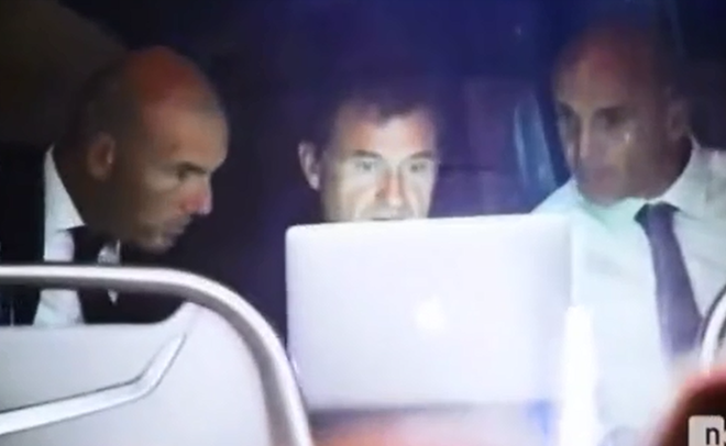 Ông Zidane cùng phân tích trận đấu với các trợ lý. Ảnh: Internet.