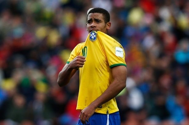 2. Gabriel Jesus (Brazil- Manchester City): Sau Neymar, Gabriel Jesus chính là tài năng trẻ hứa hẹn nhất của bóng đá Brazil. Man City là đội bóng may mắn sở hữu sao mai sinh năm 1997 với giá 27 triệu bảng. Gabriel có thể chơi tốt ở cả vị trí trung phong và chạy cánh. Tháng 1/2017, nhà vô địch Olympic sẽ chính thức về dưới trướng Pep Guardiola và sẵn sàng chinh phục những đỉnh cao mới. Ảnh: Internet.