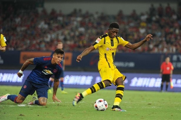 4. Ousmane Dembele (Pháp- Dortmund): Từng được mệnh danh là "Ronaldo Ligue 1" nhờ những pha rê dắt đầy tốc độ và kỹ thuật, Dembele lọt vào mắt xanh của hàng loạt ông lớn tại châu Âu. Bayern là đội đầu tiên hỏi mua sao mai sinh năm 1997 nhưng họ lại mắc sai lầm ngớ ngẩn khi liên hệ nhầm người đại diện. Lợi dụng tình thế, Dortmund đã nhanh tay chồng 15 triệu euro để chiêu mộ tiền đạo trẻ hứa hẹn nhất bóng đá châu Âu. Ảnh: Internet.